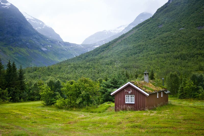 Maison et montagnes norvégiennes image stock Maison et montagnes norvégiennes image stock