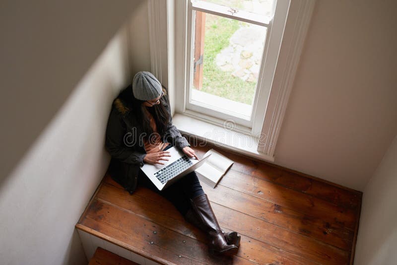 Maison femme ou ordinateur portable pour la recherche sur les escaliers apprendre pour le projet universitaire ou cours en ligne. photographie stock libre de droits
