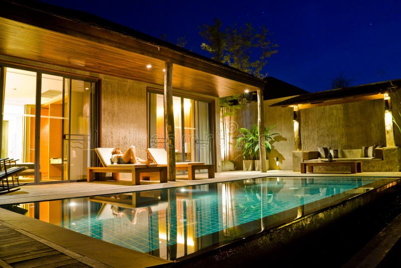Maison moderne avec la piscine photos libres de droits