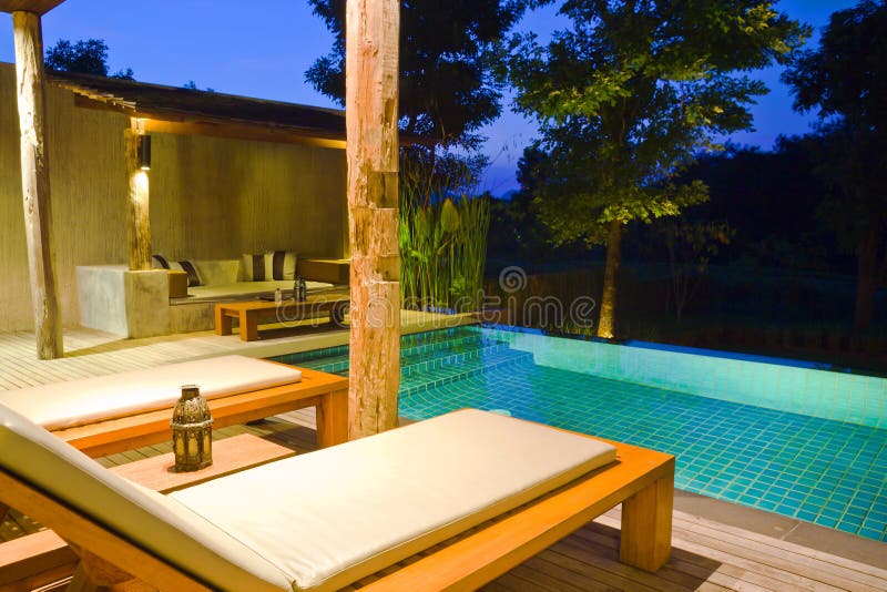 Maison moderne avec la piscine images libres de droits