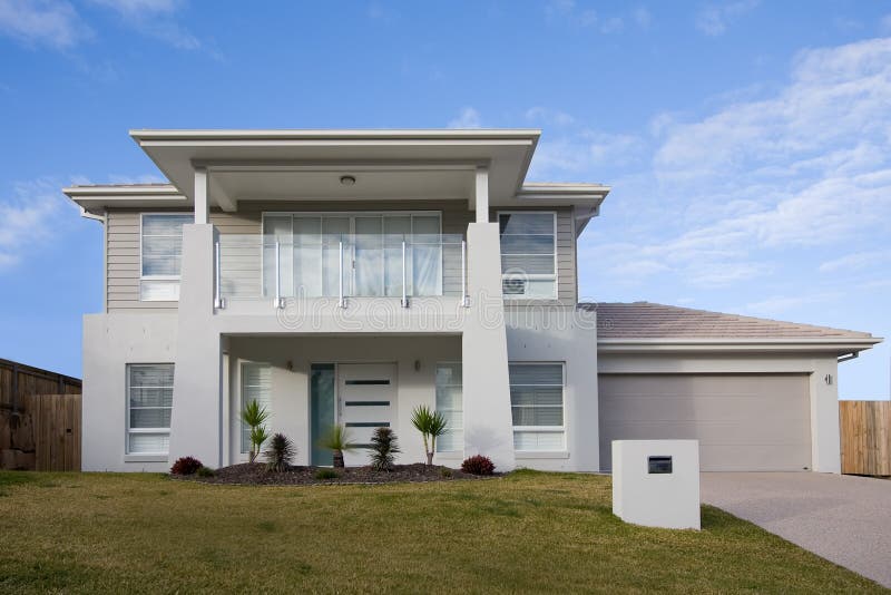 Maison moderne de deux étages avec un balcon image libre de droits Maison moderne de deux étages avec un balcon image libre de droits