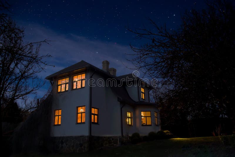 Maison romantique avec une lumière dans la fenêtre Paysage de nuit en été