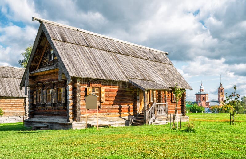 Maison russe traditionnelle dans Suzdal image libre de droits Maison russe traditionnelle dans Suzdal image libre de droits