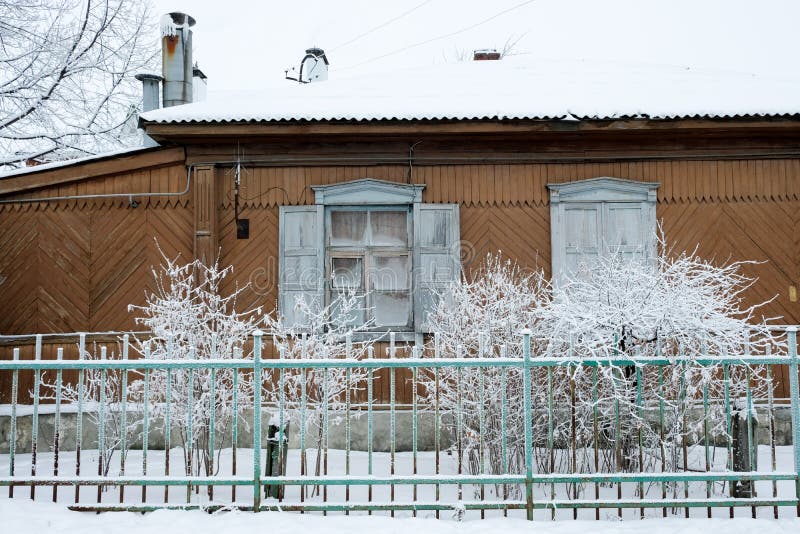 Maison russe traditionnelle en hiver Des maisons sont faites par le bois local et avec un grand isolement image libre de droits Maison russe traditionnelle en hiver Des maisons sont faites par le bois local et avec un grand isolement image libre de droits