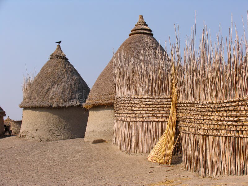 Maison Traditionnelle En Afrique Image stock Image du toit, logement