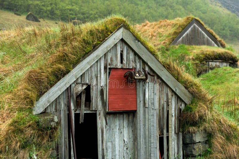 Maisons abandonnées de gazon dans Nupsstadur, Islande photo libre de droits Maisons abandonnées de gazon dans Nupsstadur, Islande photo libre de droits