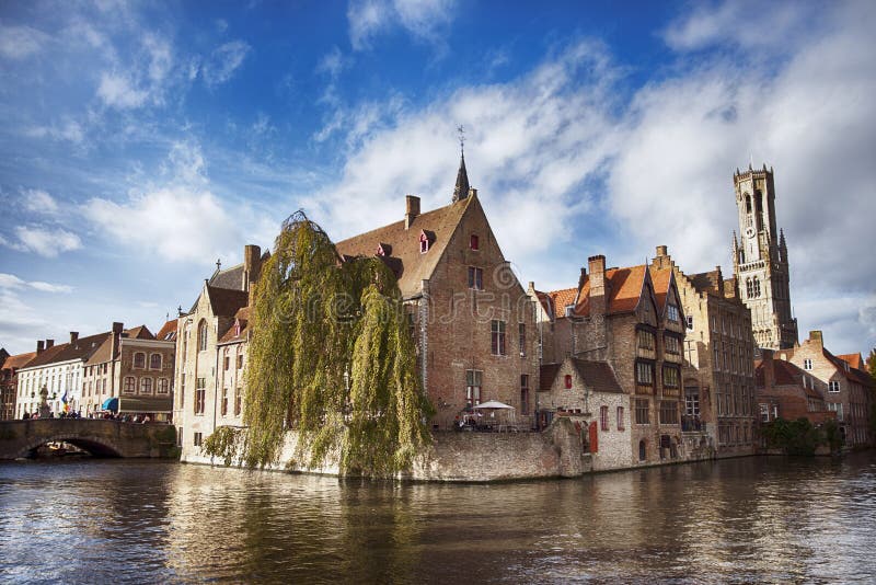 Maisons antiques de brique à Bruges Bruges, Belgique Bruges est distingué par ses canaux étonnants que vous pouvez visiter par photo stock Maisons antiques de brique à Bruges Bruges, Belgique Bruges est distingué par ses canaux étonnants que vous pouvez visiter par photo stock