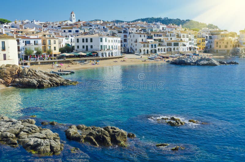 Maisons blanches sur le bord de la mer Ville côtière Calella De Palafrugell dessus photographie stock libre de droits Maisons blanches sur le bord de la mer Ville côtière Calella De Palafrugell dessus photographie stock libre de droits