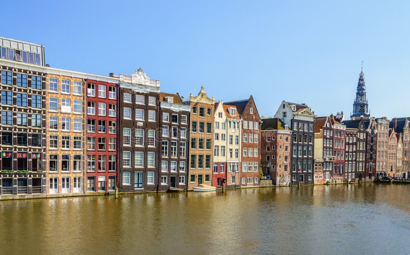 Maisons colorées de canal sur le Damrak dans l'Amsterd capitale néerlandais photographie stock Maisons colorées de canal sur le Damrak dans l'Amsterd capitale néerlandais photographie stock