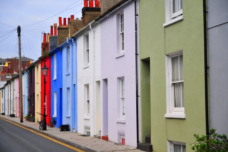 Maisons colorées sur une ligne dans une rue de Brighton image libre de droits Maisons colorées sur une ligne dans une rue de Brighton image libre de droits