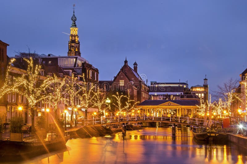Maisons de canal, hôtel de ville et pont pendant l'heure bleue photographie stock Maisons de canal, hôtel de ville et pont pendant l'heure bleue photographie stock