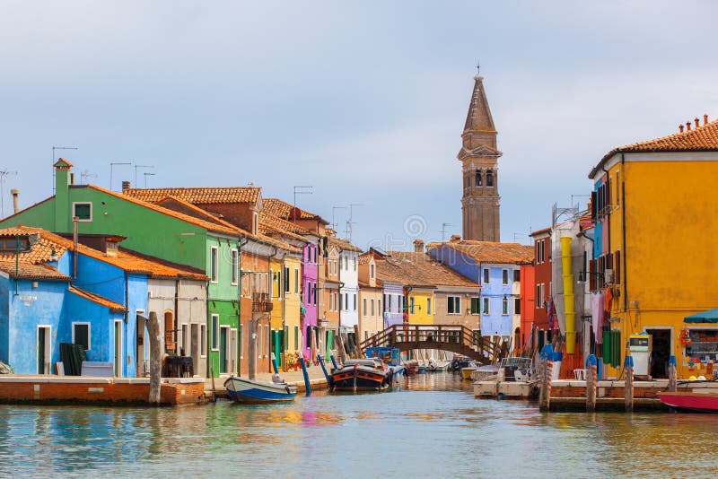 Maisons de couleur sur l'île de Burano près de Venise photos stock Maisons de couleur sur l'île de Burano près de Venise photos stock
