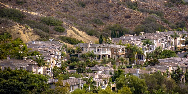 Maisons en San Clemente California près d'une colline image stock Maisons en San Clemente California près d'une colline image stock