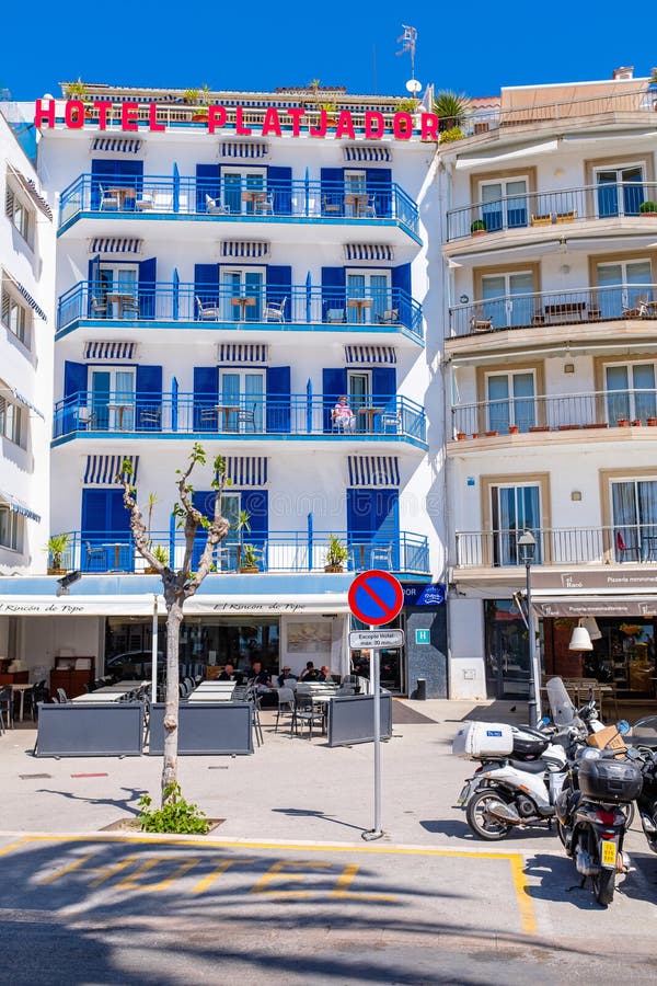 Maisons espagnoles traditionnelles d'appartement dans Sitges images libres de droits Maisons espagnoles traditionnelles d'appartement dans Sitges images libres de droits