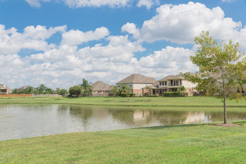 Maisons résidentielles par le lac dans Pearland, le Texas, Etats-Unis photo stock Maisons résidentielles par le lac dans Pearland, le Texas, Etats-Unis photo stock