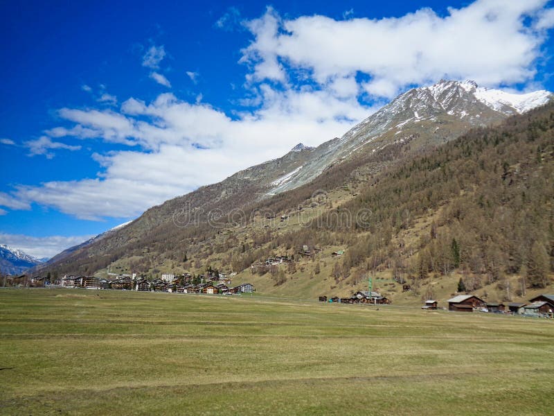 maisons suisses dans les alpes images libres de droits maisons suisses dans les alpes images libres de droits