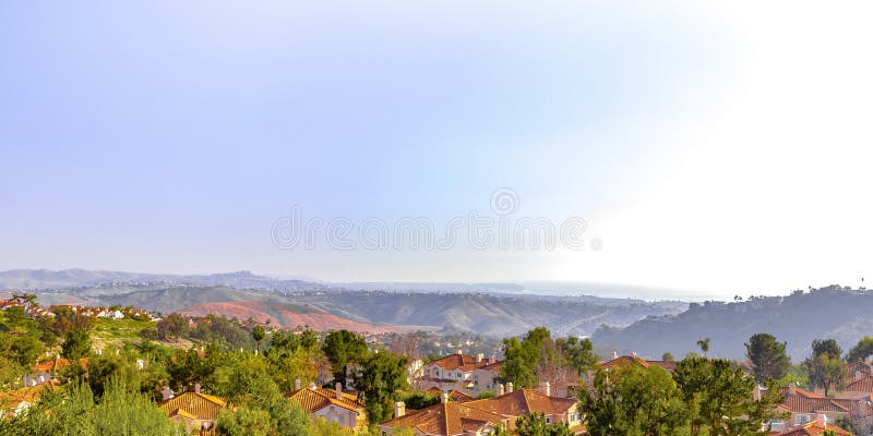 Maisons sur des vues de colline et de ciel à San Clemente CA image libre de droits Maisons sur des vues de colline et de ciel à San Clemente CA image libre de droits