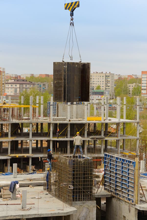 Maj 15, 2017: Byggmästare arbetar på monolitiska arbeten på konstruktionsplatsen av envåning byggnad royaltyfria foton Maj 15, 2017: Byggmästare arbetar på monolitiska arbeten på konstruktionsplatsen av envåning byggnad royaltyfria foton