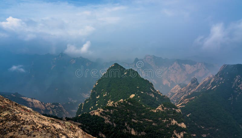 Majestatyczna góra Huashan w Chinach. Panoramiczny widok ze szczytu West Peak inspirującej, świętej i majestatycznej góry Huashan, słynnej atrakcji turystycznej, prowincji Shaanxi, Chiny