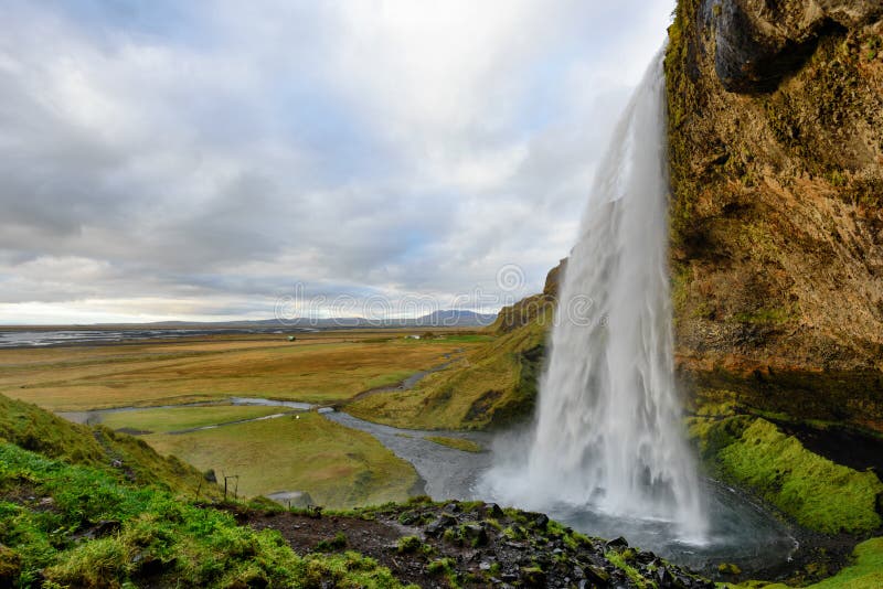 Majestatyczny Seljalandsfoss sławna siklawa w Iceland kolory kształtują teren wibrującego czerwonego zmierzch Piękna atrakcja tur obraz royalty free Majestatyczny Seljalandsfoss sławna siklawa w Iceland kolory kształtują teren wibrującego czerwonego zmierzch Piękna atrakcja tur obraz royalty free