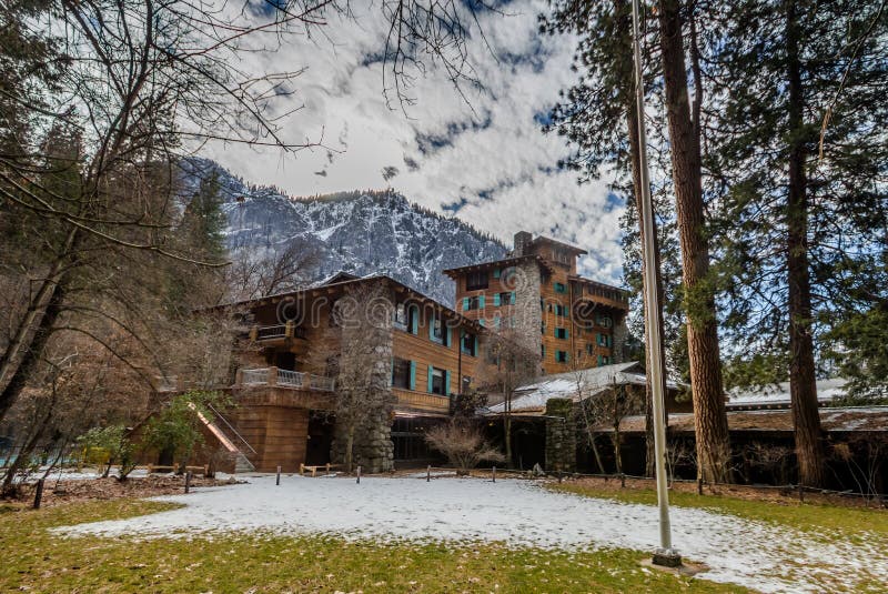 Majestatyczny Yosemite hotel podczas zimy poprzedni znać jako Ahwahnee hotel - Yosemite park narodowy, Kalifornia, usa fotografia stock Majestatyczny Yosemite hotel podczas zimy poprzedni znać jako Ahwahnee hotel - Yosemite park narodowy, Kalifornia, usa fotografia stock