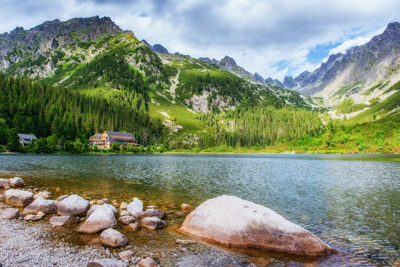 Majestátne horské jazero v Národnom parku Vysoké Tatry. Štrbské pleso