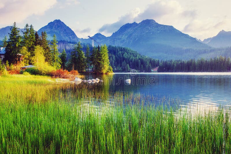 Majestátní horské jezero v národním parku Vysoké Tatry. Štrbské ples