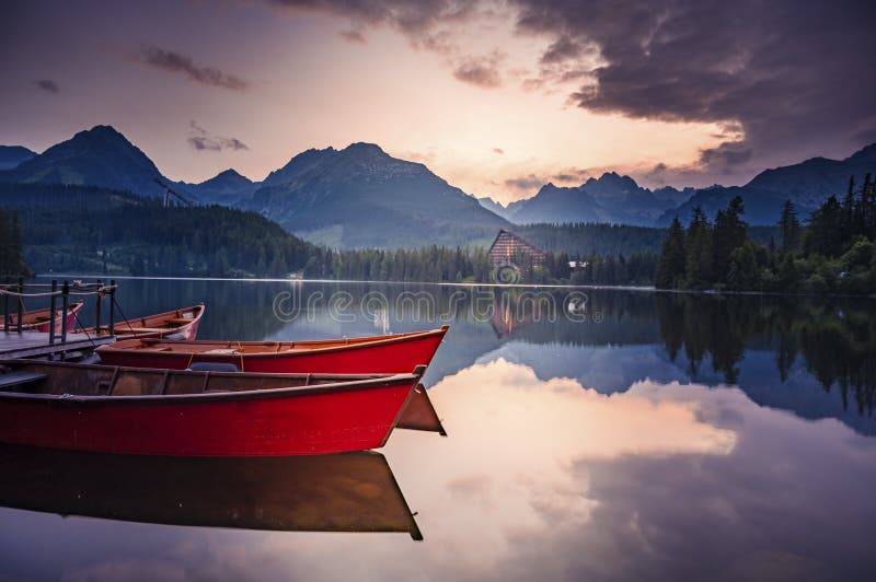 Majestátne horské jazero v Národnom parku Vysoké Tatry Národný Park, Slovensko, Európa. Západ slnka.