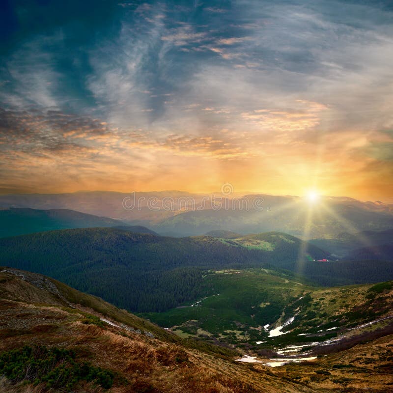 Maestoso, montagna, tramonto e colorato il cielo con le nuvole.