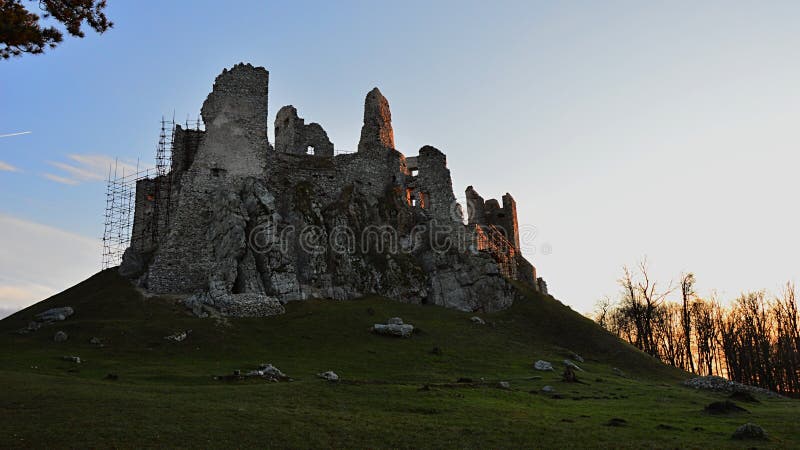 Majestátny pohľad na gotický hrad Hrušov, stredné Slovensko, zo severnej strany, opaľovanie na večernom zimnom slnku.
