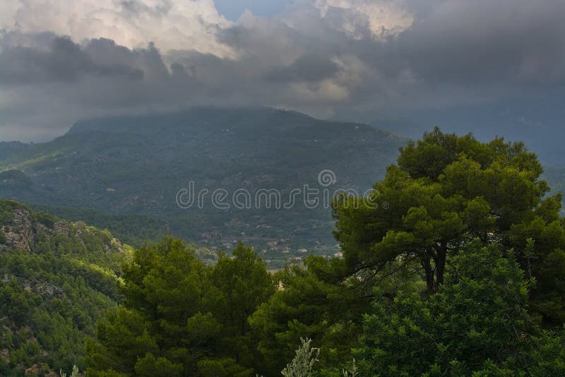 Majestueus berglandschap met zon en schaduw en groene nuancen royalty-vrije stock fotografie Majestueus berglandschap met zon en schaduw en groene nuancen royalty-vrije stock fotografie