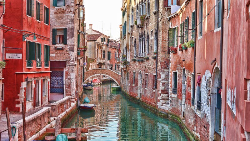 Majestueuze kanalen in Venetië, Venetië, Italië Gondel in een kanaal in Venezia Italië Venetië is een stad in noordoostelijk Ital royalty-vrije stock foto's Majestueuze kanalen in Venetië, Venetië, Italië Gondel in een kanaal in Venezia Italië Venetië is een stad in noordoostelijk Ital royalty-vrije stock foto's