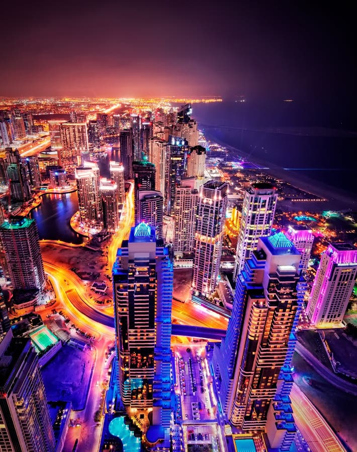 Majestueuze kleurrijke de jachthavenhorizon van Doubai tijdens nacht De Jachthaven van Doubai, Verenigde Arabische Emiraten stock foto's Majestueuze kleurrijke de jachthavenhorizon van Doubai tijdens nacht De Jachthaven van Doubai, Verenigde Arabische Emiraten stock foto's