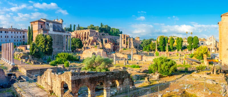 Majestueuze Roman ruïnes in oud Rome bij zonsopgang stock afbeelding Majestueuze Roman ruïnes in oud Rome bij zonsopgang stock afbeelding