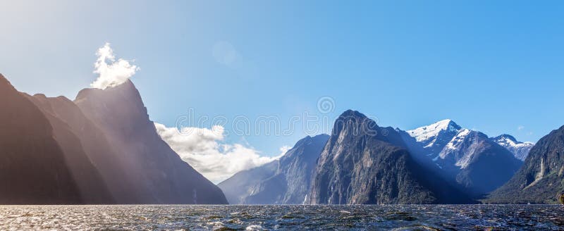 Majestueuze sneeuw afgedekte pieken van Milford-Geluid met zonstralen Fiord stock foto's Majestueuze sneeuw afgedekte pieken van Milford-Geluid met zonstralen Fiord stock foto's