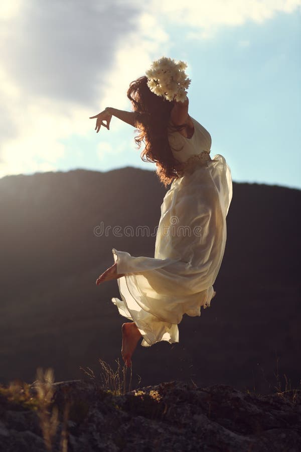Majestueuze vrouw die in zonsonderganglicht vliegt royalty-vrije stock fotografie Majestueuze vrouw die in zonsonderganglicht vliegt royalty-vrije stock fotografie