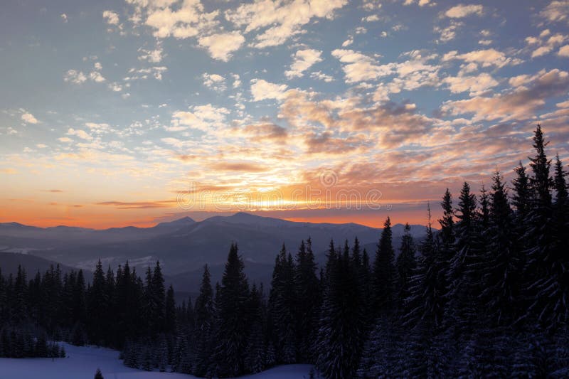 Majestueuze zonsondergang in het bergenlandschap Dramatische Hemel Karpatisch, de Oekraïne, Europa royalty-vrije stock fotografie Majestueuze zonsondergang in het bergenlandschap Dramatische Hemel Karpatisch, de Oekraïne, Europa royalty-vrije stock fotografie