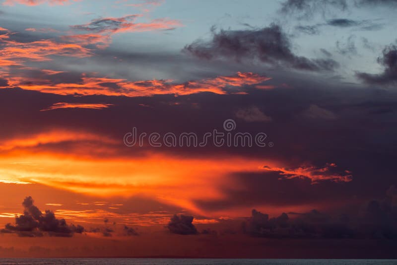 Majestuoso y colorido atardecer tropical. Nubes rojas, naranjas y rosas sorprendentes foto de archivo libre de regalías Majestuoso y colorido atardecer tropical. Nubes rojas, naranjas y rosas sorprendentes foto de archivo libre de regalías