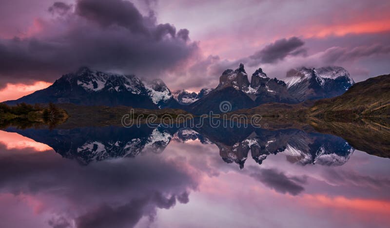 Majestätische Gebirgslandschaft Reflexion von Bergen im See Nationalpark Torres Del Paine, Chile lizenzfreie stockbilder Majestätische Gebirgslandschaft Reflexion von Bergen im See Nationalpark Torres Del Paine, Chile lizenzfreie stockbilder