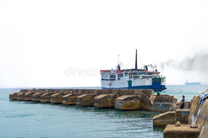 Majestätisches Schiff am Ufer. große Fähre unter blauem Himmel stockbilder