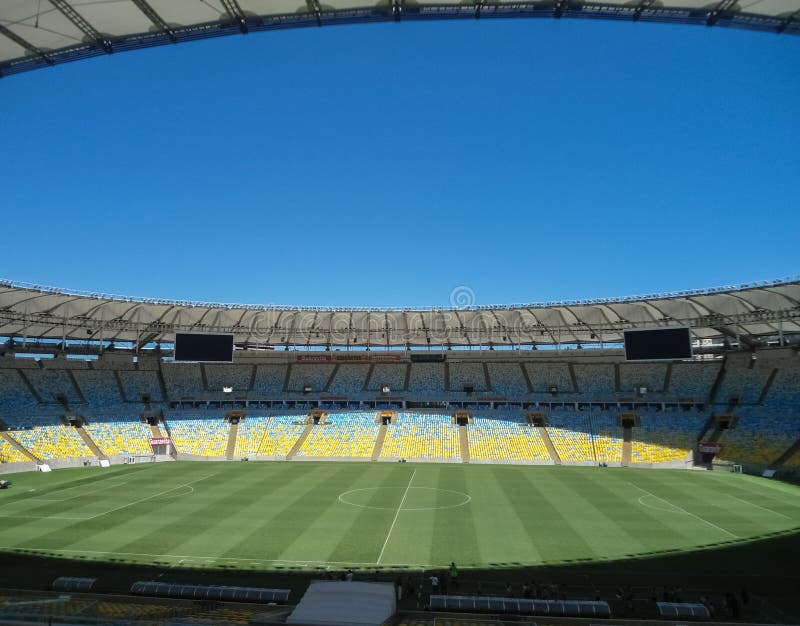 Majestätisk Maracana stadion med den ljusa detaljen av den gröna spelplanen och den blåa dagen arkivbilder Majestätisk Maracana stadion med den ljusa detaljen av den gröna spelplanen och den blåa dagen arkivbilder