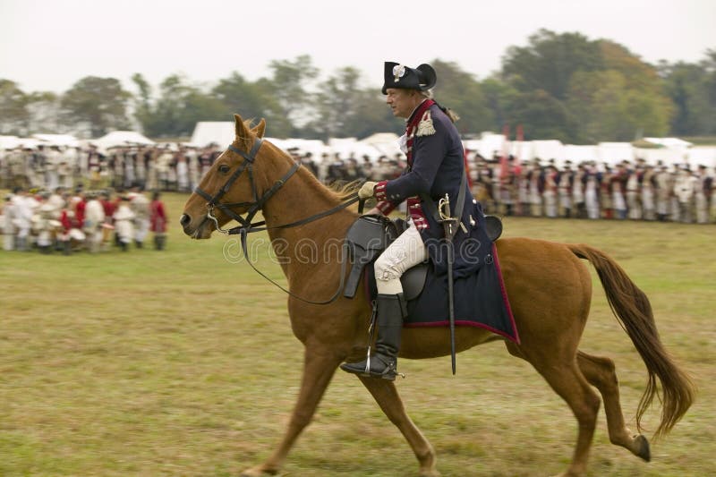 Major General Benjamin Lincoln a caballo en el 225o aniversario de la victoria en Yorktown, una reconstrucción del cerco de Yor foto de archivo libre de regalías Major General Benjamin Lincoln a caballo en el 225o aniversario de la victoria en Yorktown, una reconstrucción del cerco de Yor foto de archivo libre de regalías