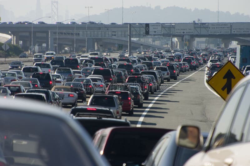 Traffico delle ore di punta si avvicina l'Oakland Bay Bridge di San Francisco.