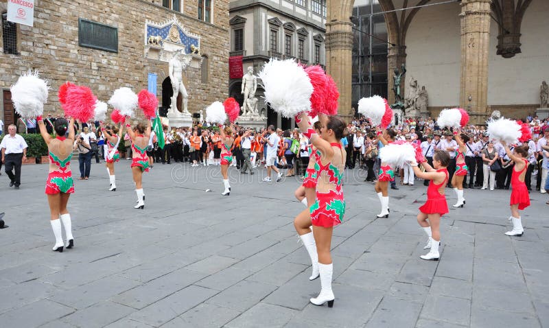 Majorette, ragazze pon pon in Italia immagini stock libere da diritti Majorette, ragazze pon pon in Italia immagini stock libere da diritti