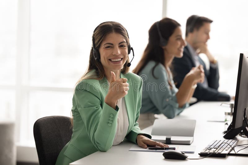 Majoretă Hispanic Call Center Professional care pozează pentru portretul de afaceri royalty free stock photo