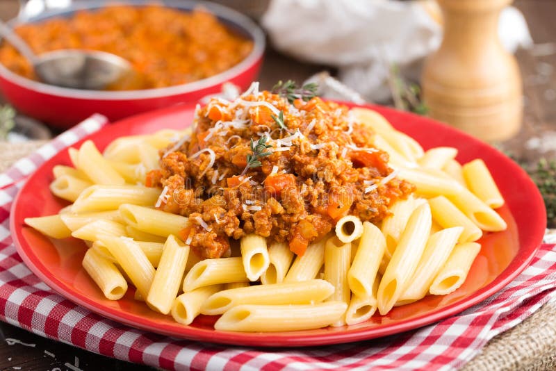 Makaron Bolognese Makaron słuzyć z kumberlandem zmielony wołowiny mięso, pomidor, cebula, marchewka i macierzanka fotografia stock