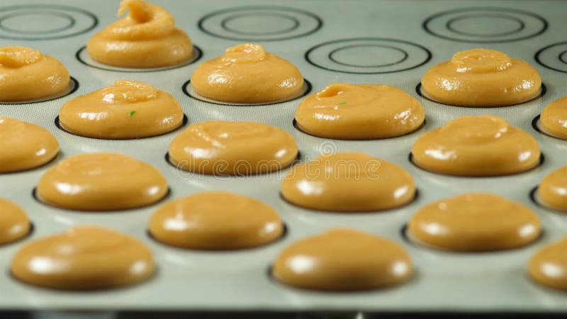 Makaron, Frans dessert, die de kokende zak van de deegvorm drukken stock foto's Makaron, Frans dessert, die de kokende zak van de deegvorm drukken stock foto's
