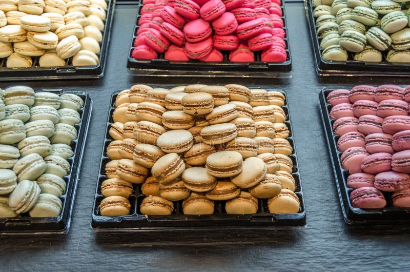 Makaroner i en fransk konditoributik. en makaron eller frank makaron är en söt, meringuebaserad konfektion gjord med äggvita sockermandelmjöl. Den har en fyllning som vanligtvis är Ganache Ganache eller sylt med smörkrage