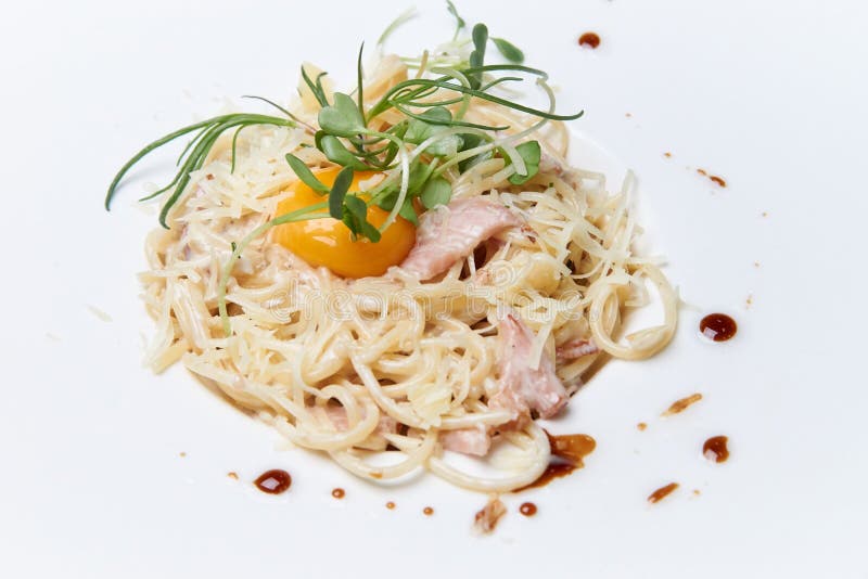 Makaronu alla carbonara na białym naczyniu zdjęcia royalty free Makaronu alla carbonara na białym naczyniu zdjęcia royalty free