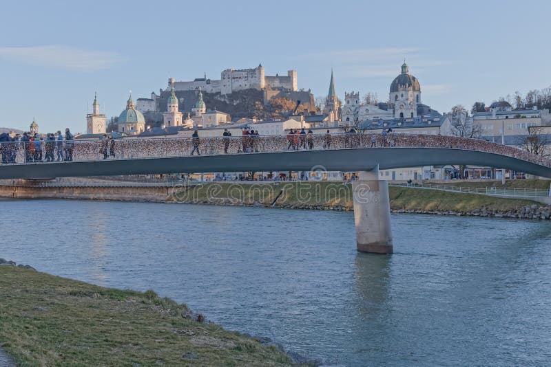 Makartsteg bridge and festung hohensalzburg citadel in salzburg austria zdjęcia stock